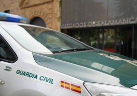 Una dotación de la Guardia Civil en los Juzgados de Salamanca.