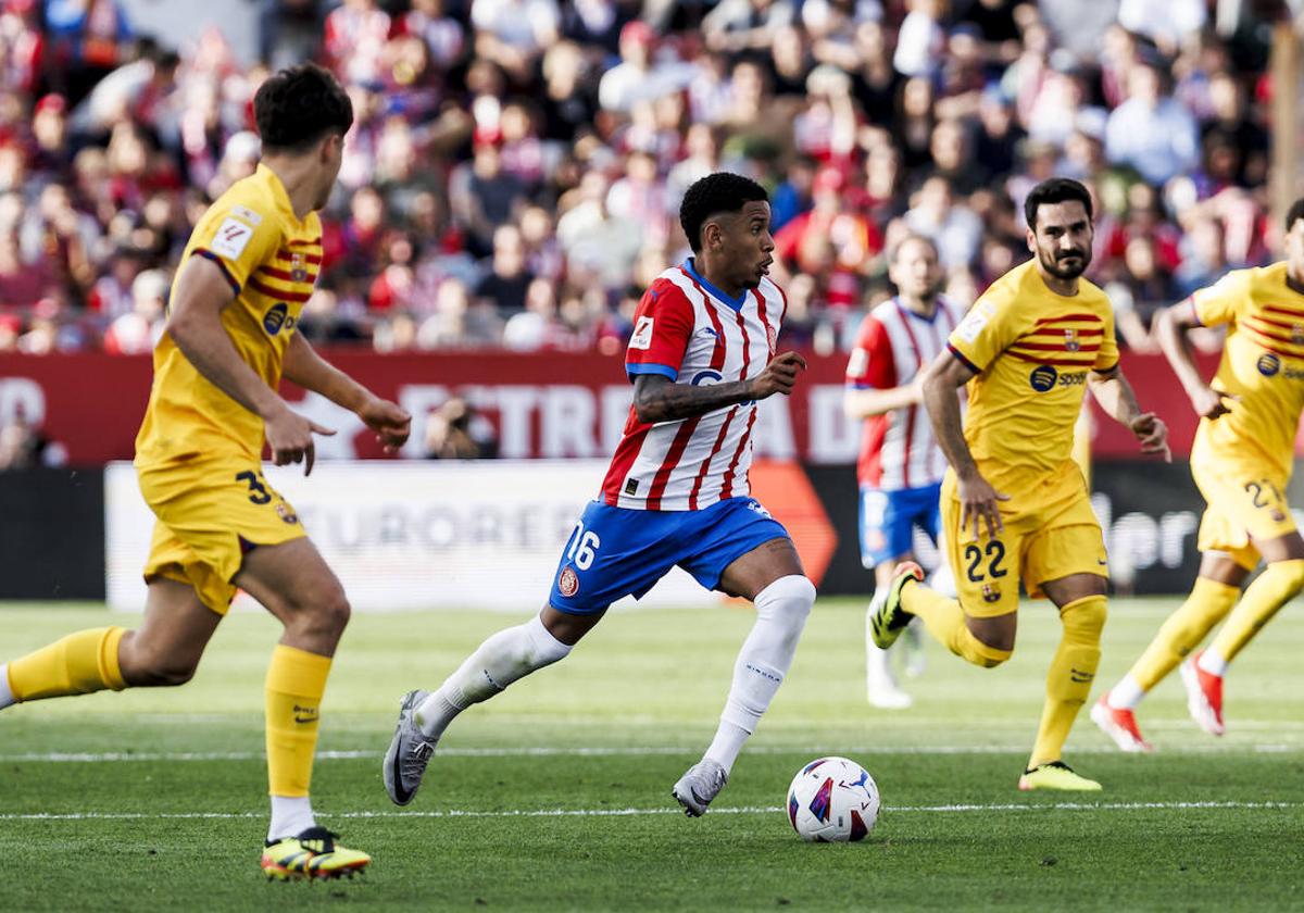 Savinho conduce el cuero ante Gundogan.