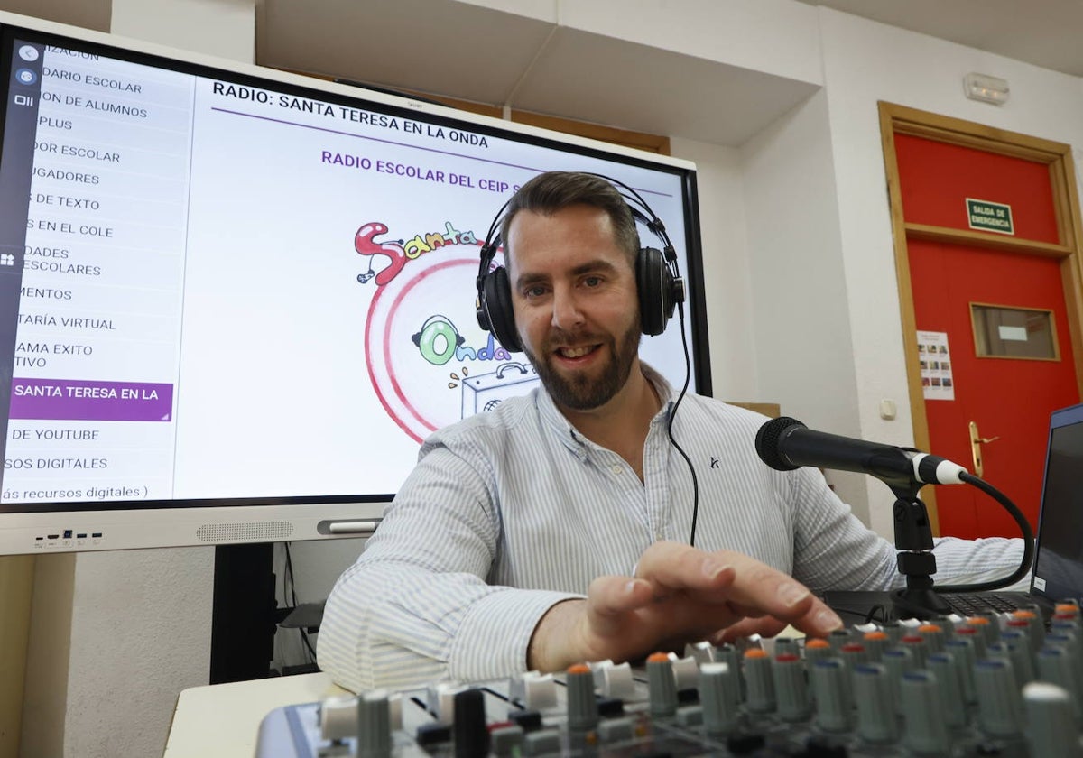 El profesor Jesús Barroso, a los mandos de la radio escolar del colegio Santa Teresa.