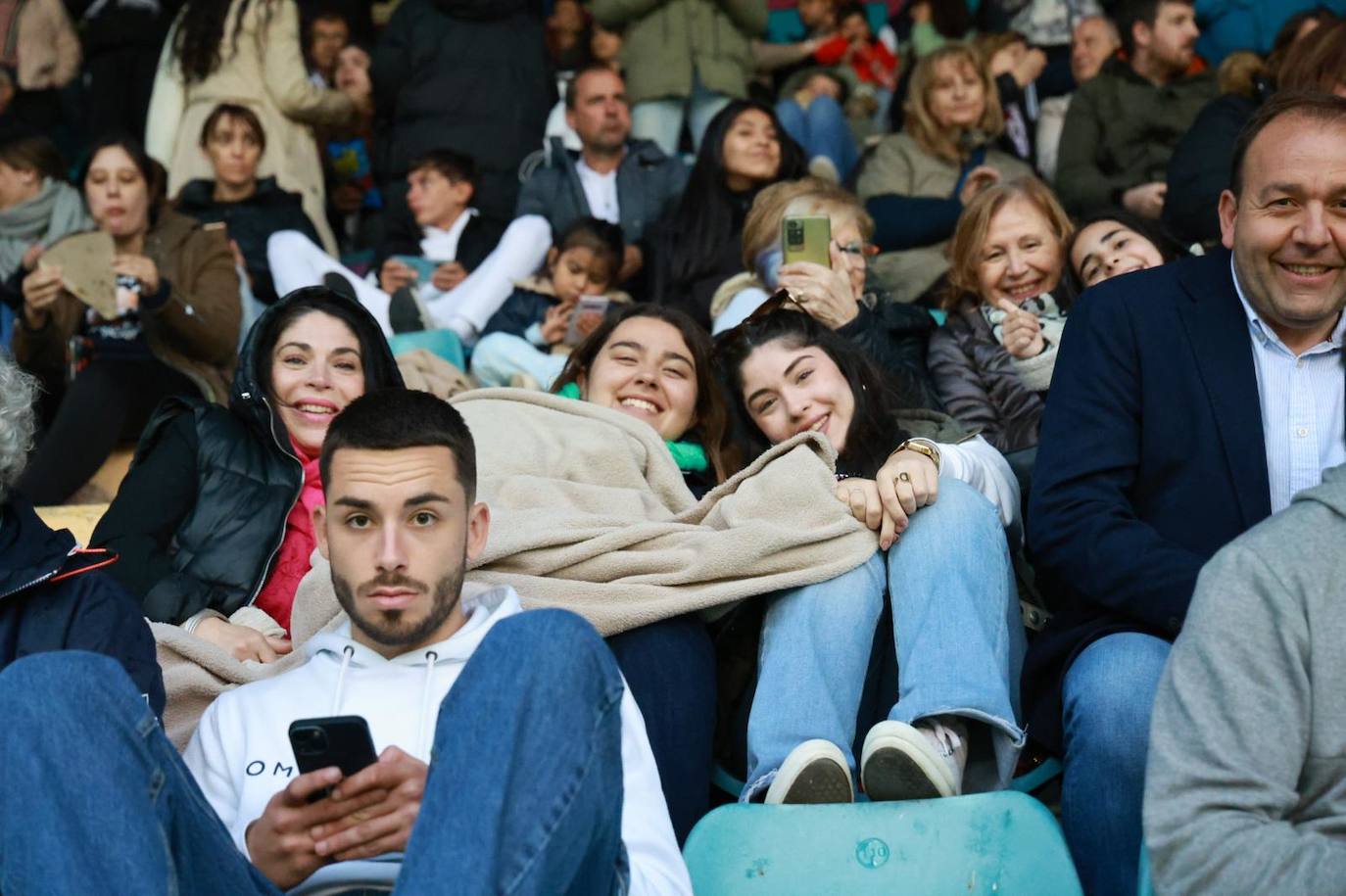 Búscate en la grada del Helmántico en el partido frente a la SD Ponferradina B