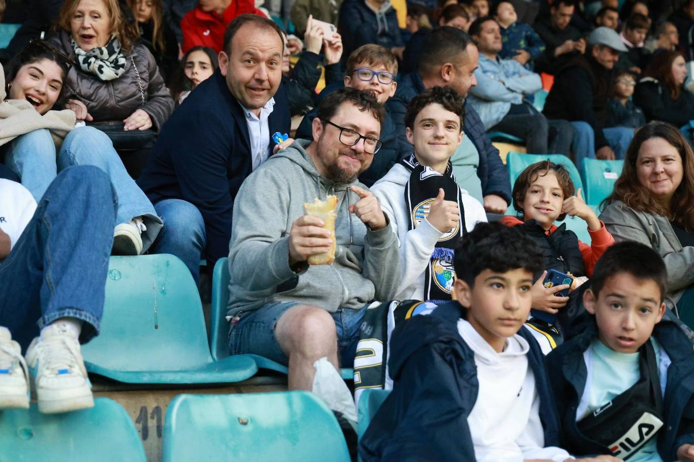 Búscate en la grada del Helmántico en el partido frente a la SD Ponferradina B