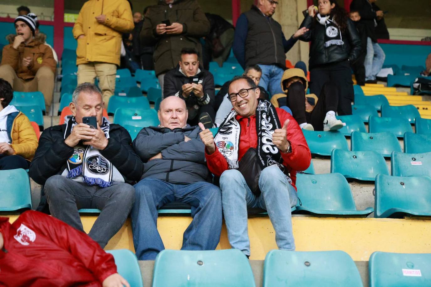 Búscate en la grada del Helmántico en el partido frente a la SD Ponferradina B