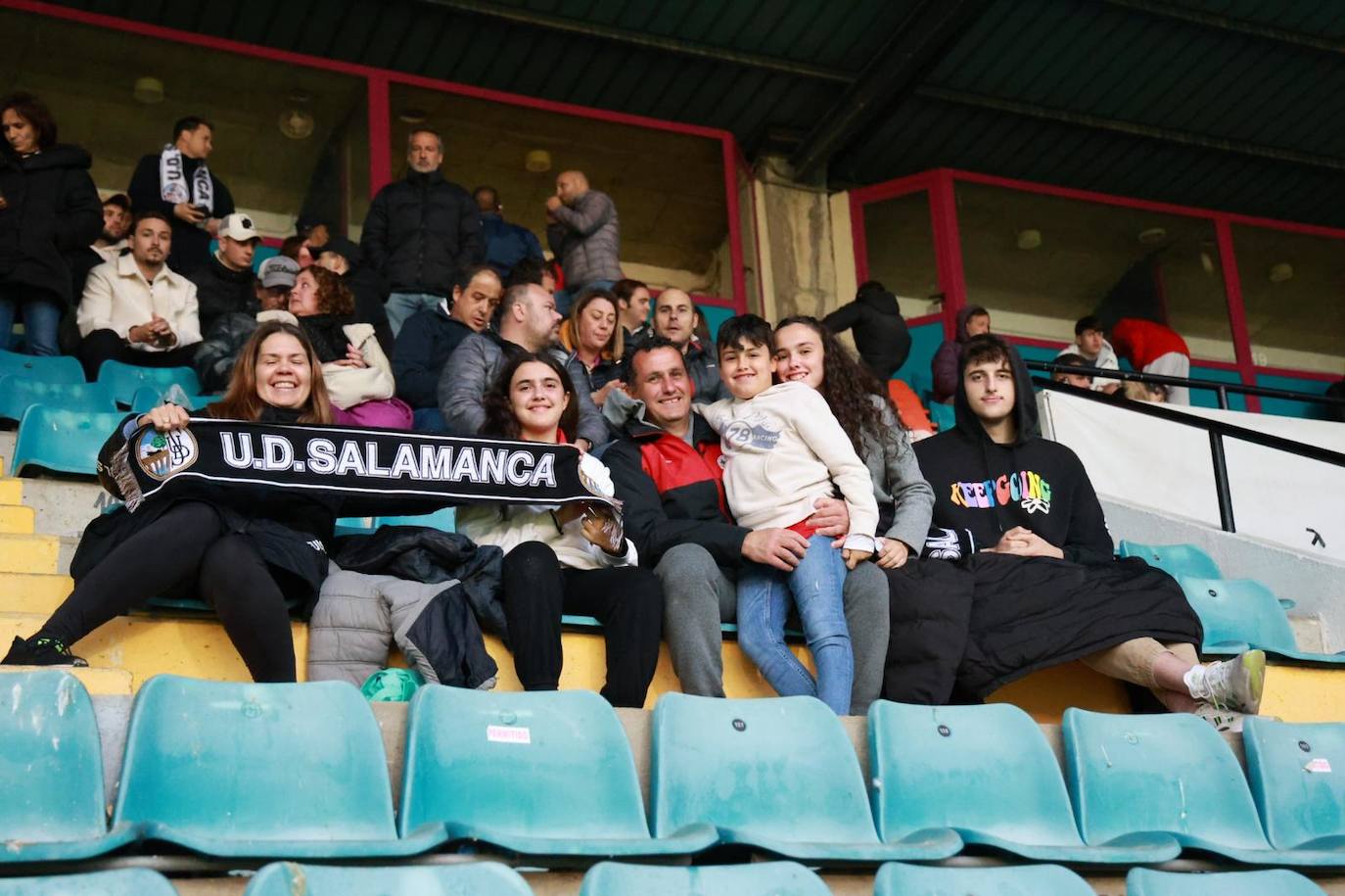 Búscate en la grada del Helmántico en el partido frente a la SD Ponferradina B