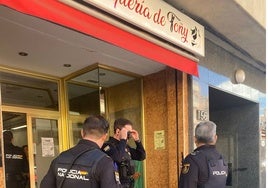 Policía Nacional a la puerta de la peluquería, en la carretera de Ledesma.