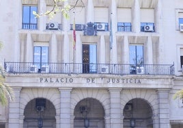 Detalle de la fachada principal de la Audiencia Provincial de Sevilla