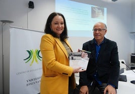 Elizabeth Parente y José Manuel Santos en la presentación.