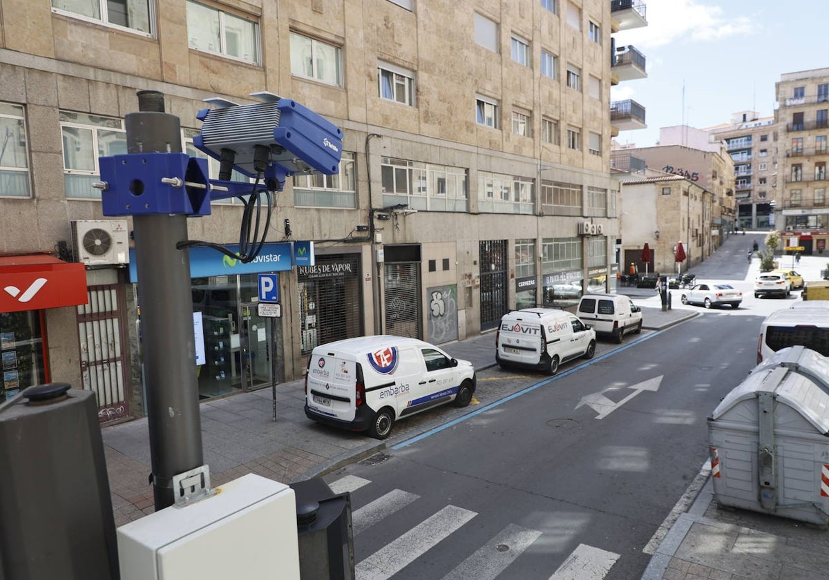 Lector de matrícula en la calle Correhuela, junto a la Gran Vía de Salamanca.