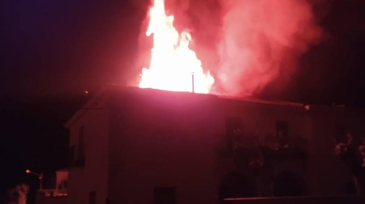 Los bomberos sofocan un incendio en una céntrica vivienda de Águeda