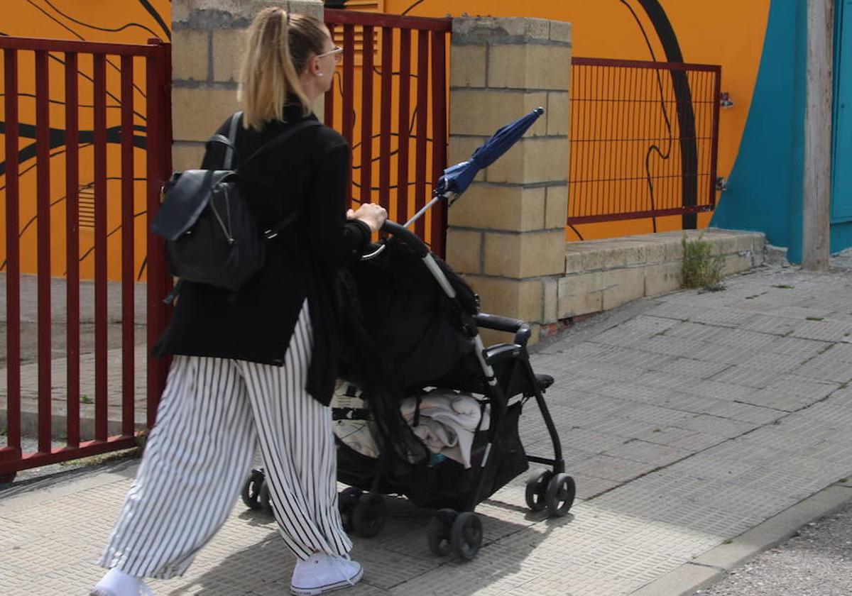 Una mujer paseo a su niño en el carrito.