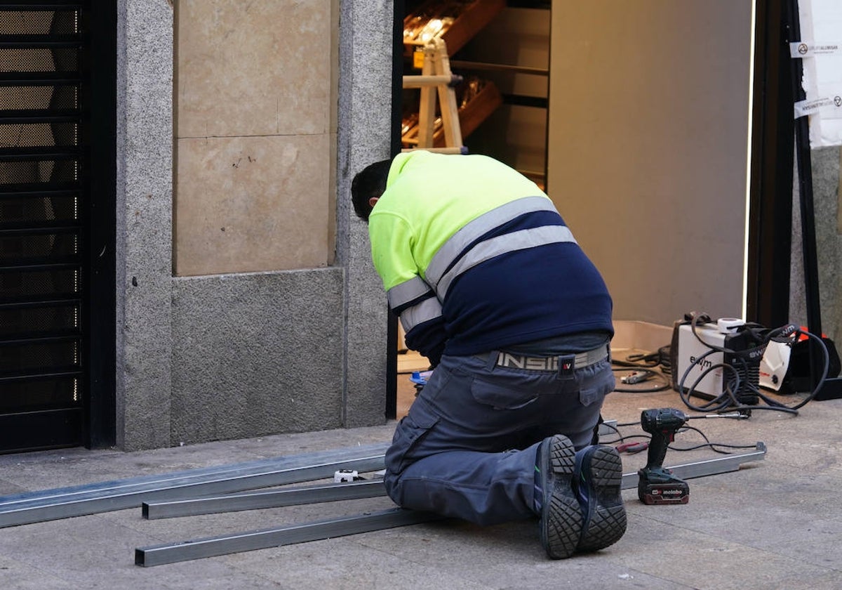 Un obrero trabajando en una calle de Salamanca.