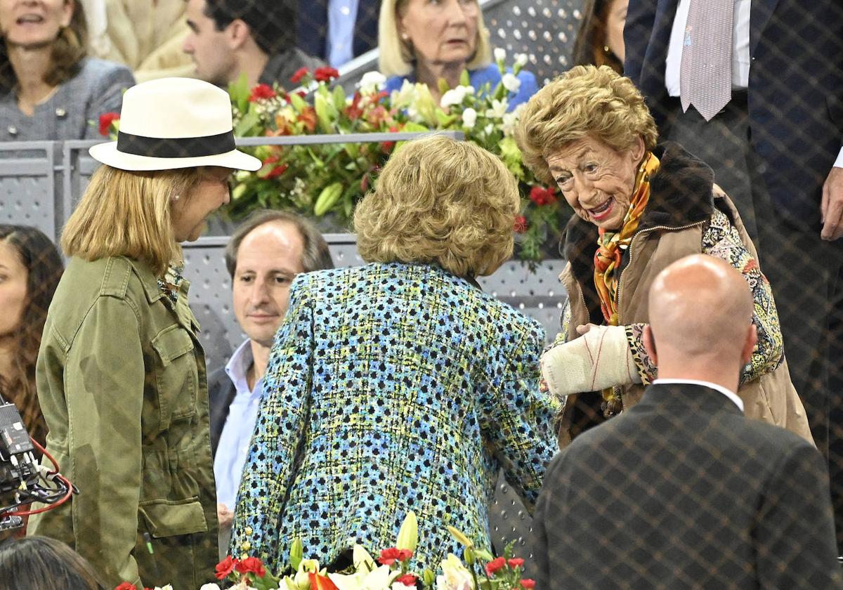 La infanta Elena y la Reina Sofía saludan a Piru Urquijo durante a la final del torneo Mutua Madrid Open