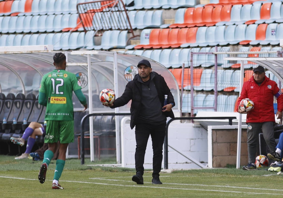 Chiapas le devuelve a Jonatan, del Astorga, un balón en el choque de Liga regular disputado en el Helmántico.