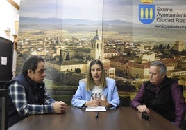 Representantes de Arciu con la delegada municipal Joana Veloso.