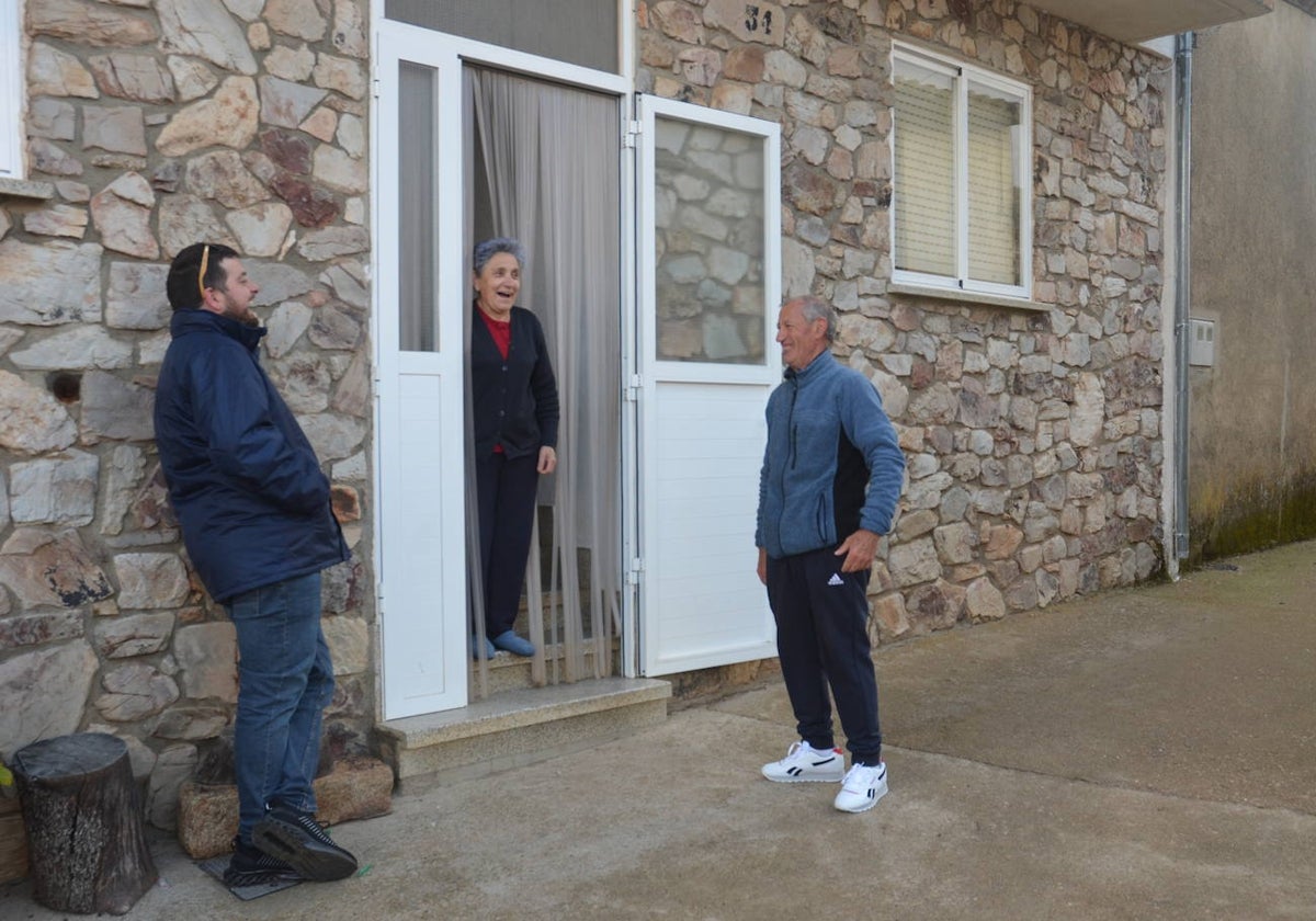 Tres habitantes de Cilleros pasan el rato sin necesidad de quedar.