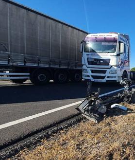 Imagen secundaria 2 - Así ha quedado el camión volcado en la A-62