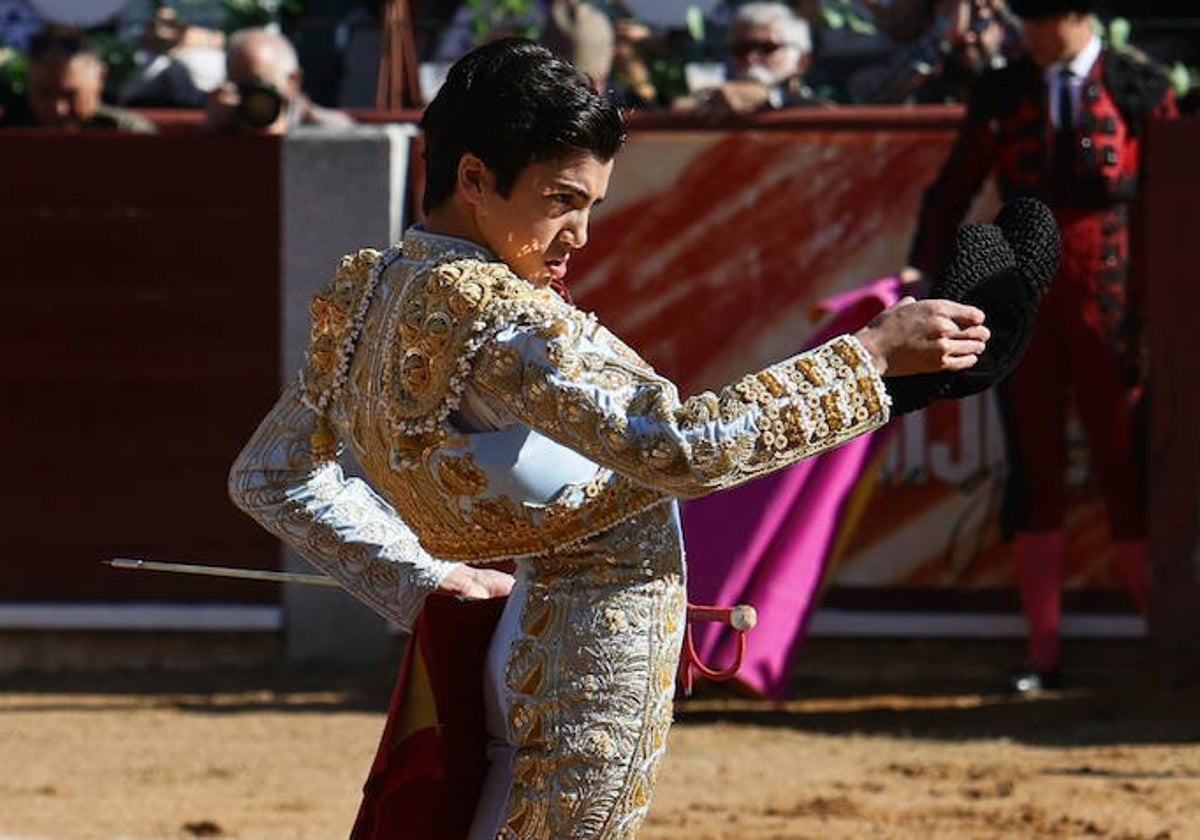 Marco Pérez brinda un novillo en la plaza de Guijuelo