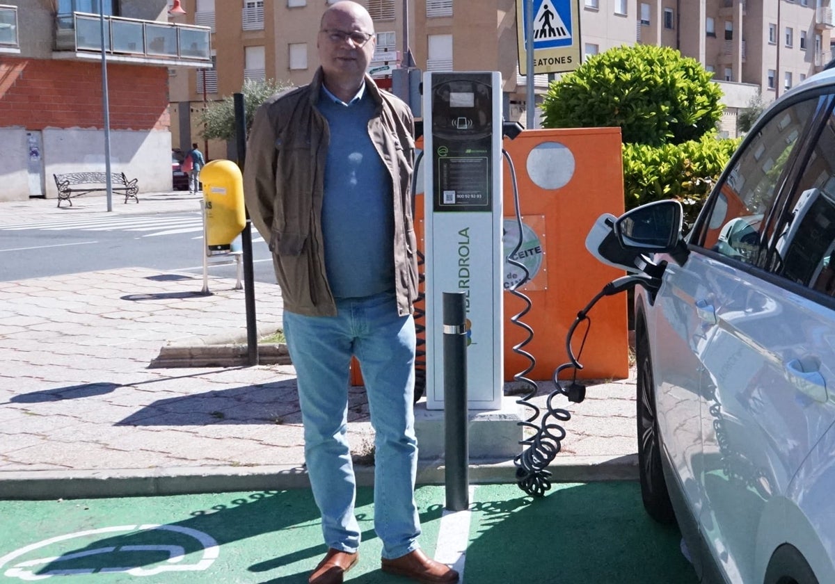 El edil Jesús Hernández, junto a uno de los puntos de recarga eléctrica.