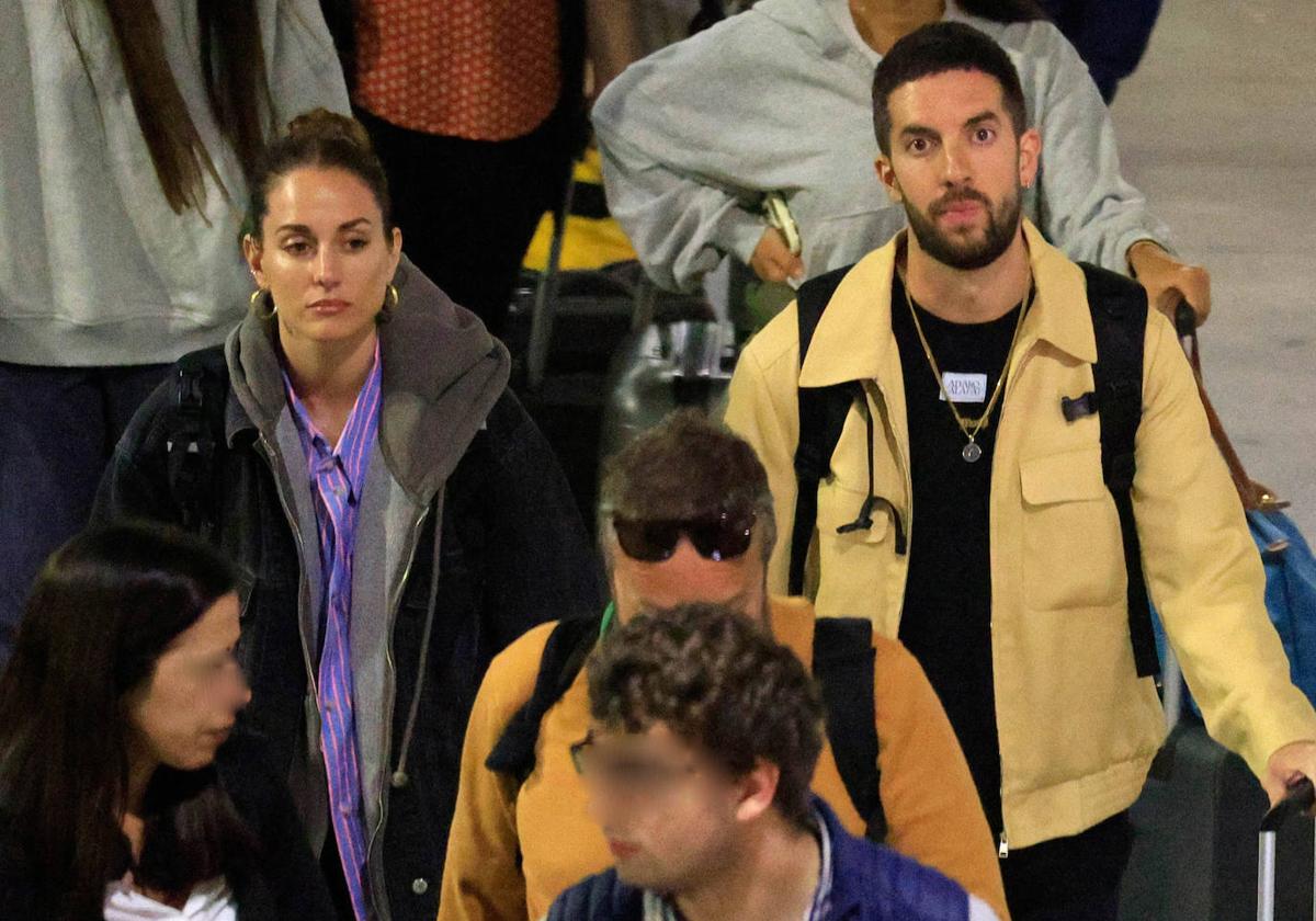 David Broncano y Silvia Alonso llegan al aeropuerto de Madrid tras disfrutar de una escapada en pareja