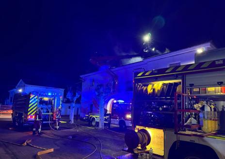 Imagen secundaria 1 - Ilesa tras salir corriendo del incendio que arrasó dos casas en Águeda