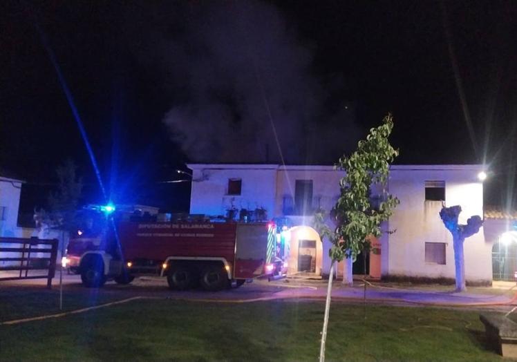 Imagen principal - Ilesa tras salir corriendo del incendio que arrasó dos casas en Águeda