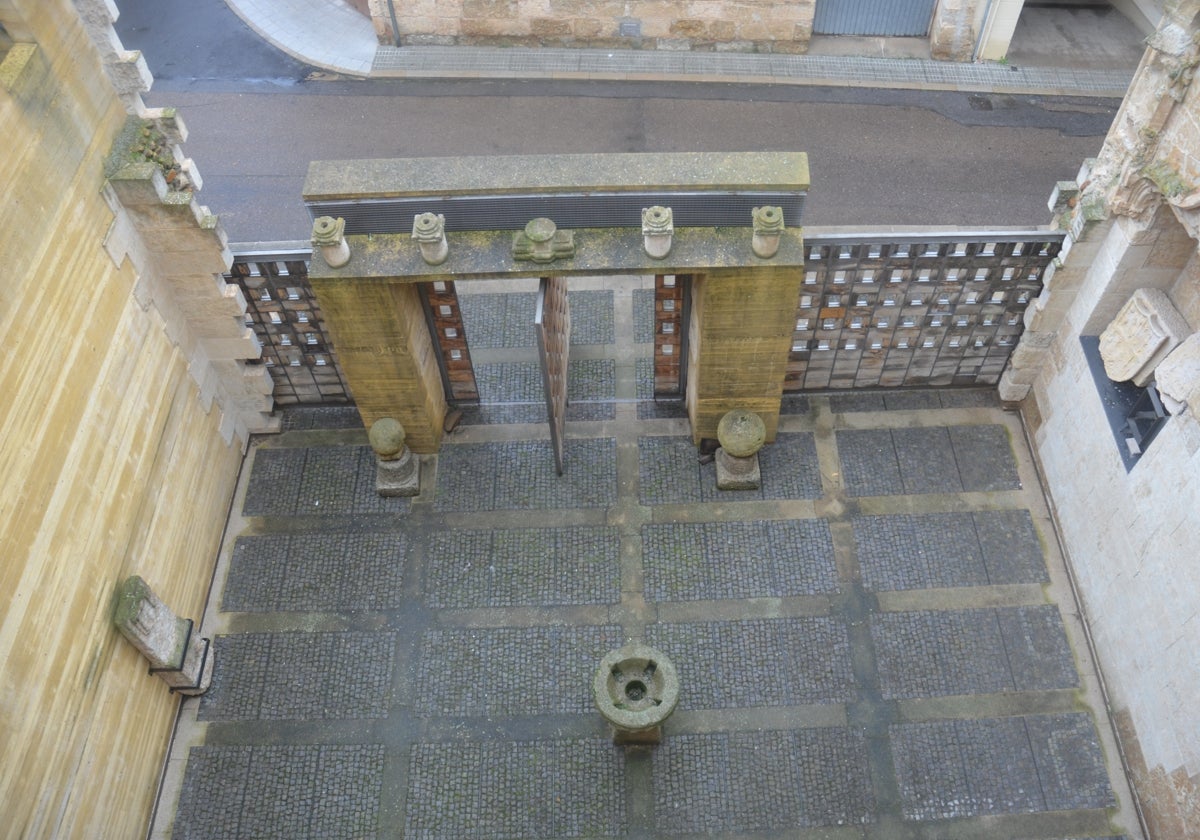 Patio de las ruinas del Convento San Francisco, abierto al público.