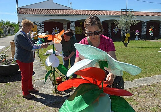 Vecinas del barrio periférico de San Sebastián adecentan sus creaciones