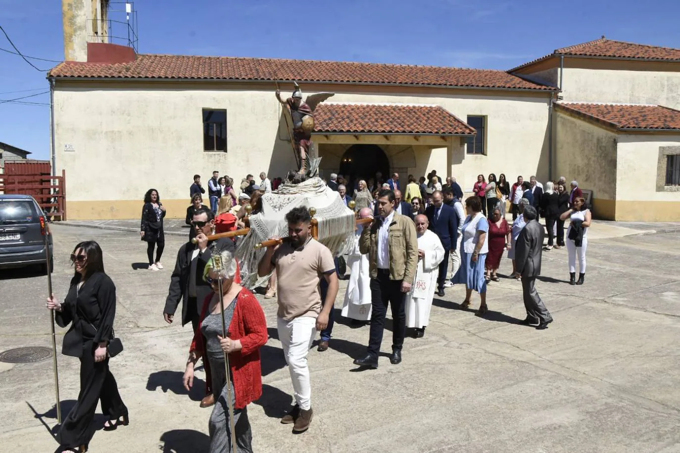 Bocacara disfruta de una soleada mañana en la procesión de San Miguel  Arcángel | La Gaceta de Salamanca