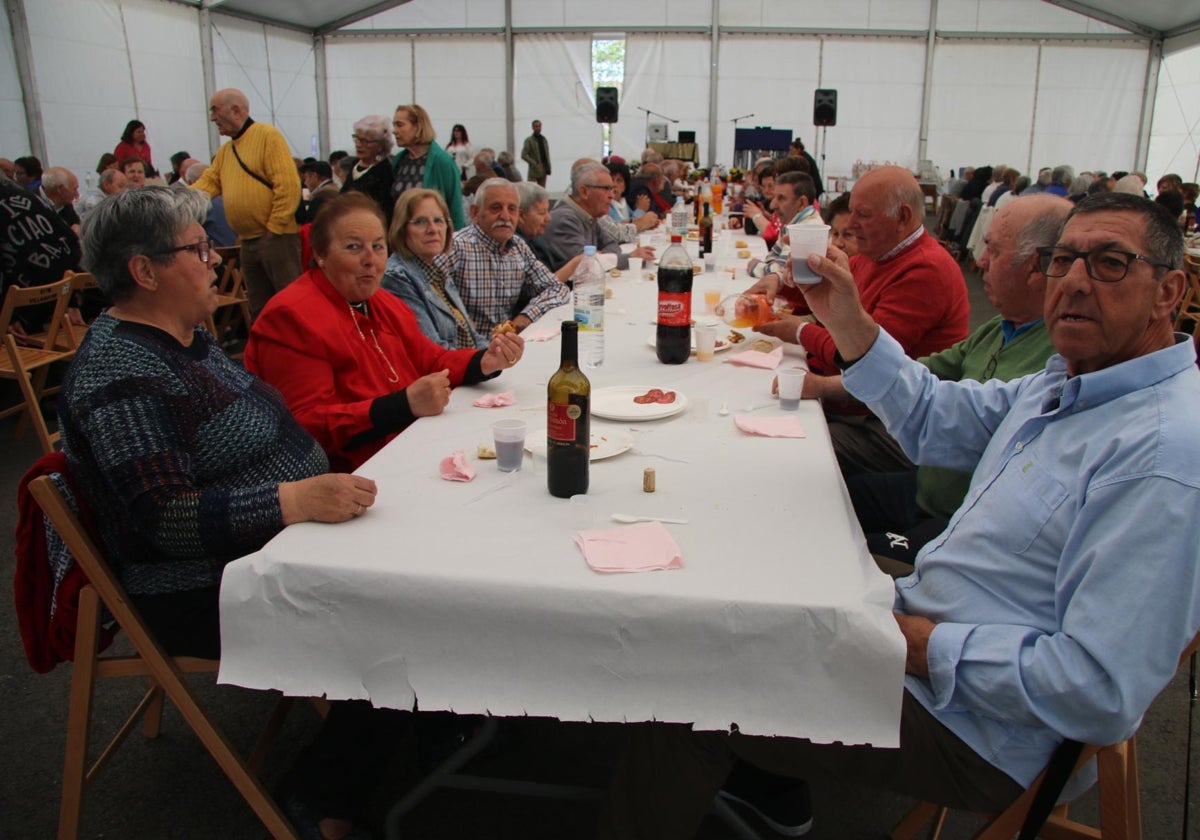 Los mayores de Villamayor de Armuña, unidos en una comida