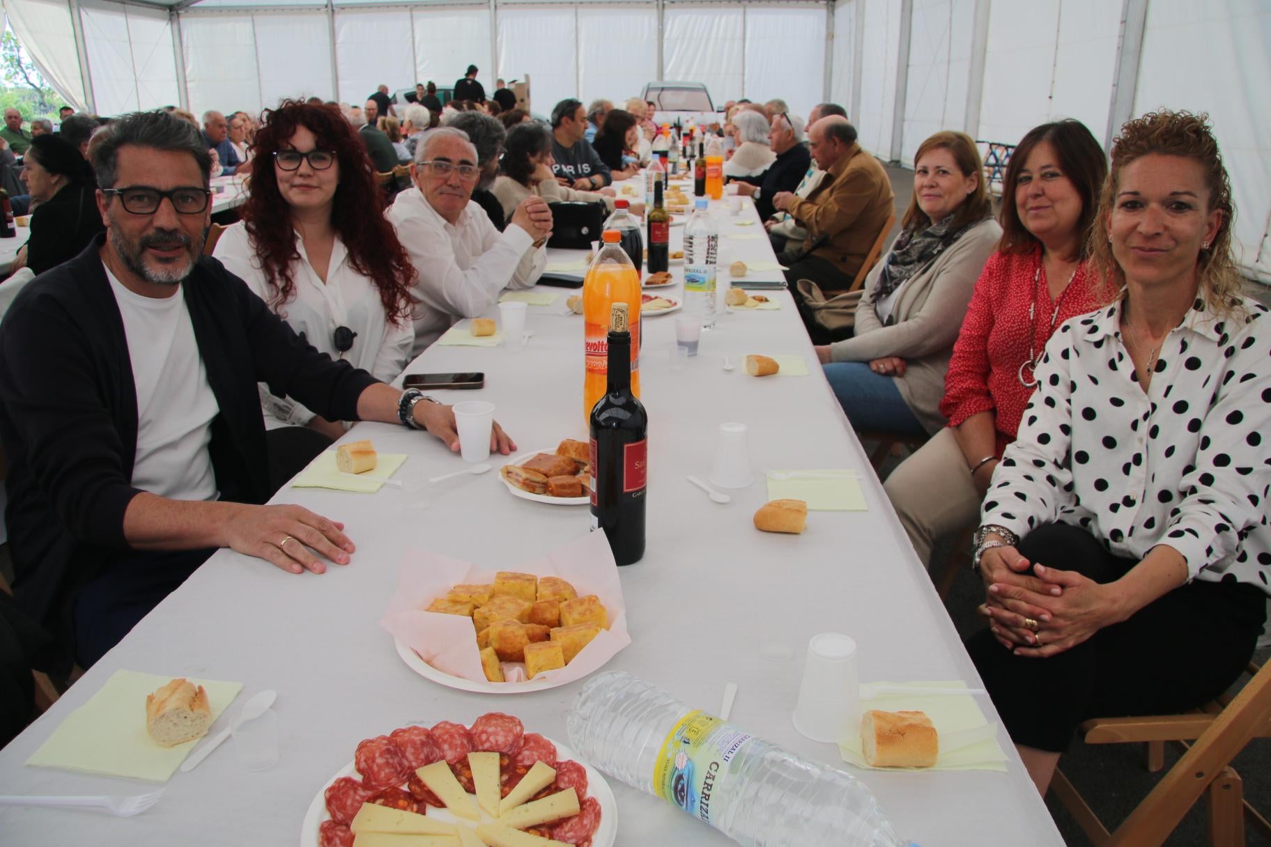 Los mayores de Villamayor de Armuña, unidos en una comida