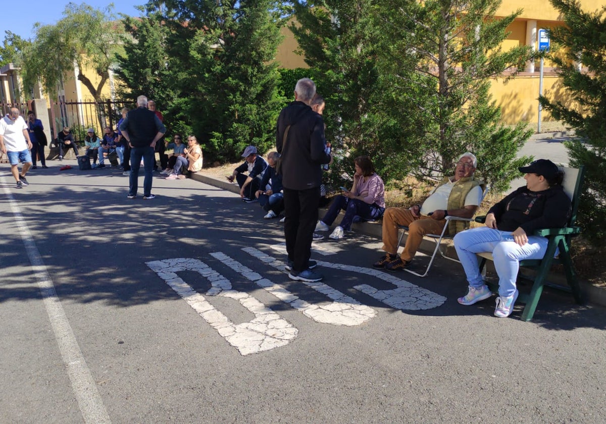 Primeros aficionados esperando a que se abran las taquillas resguardados a la sombra.