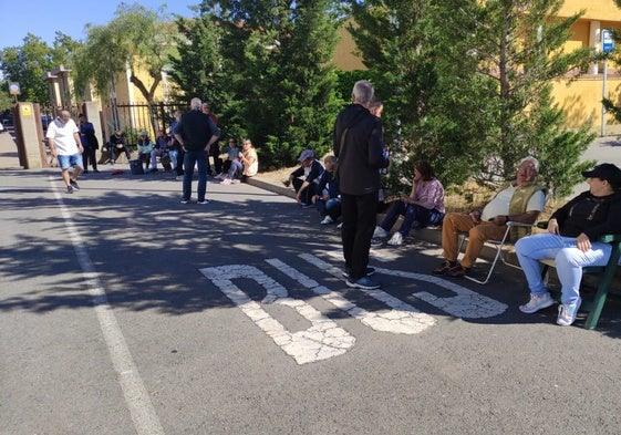 Primeros aficionados esperando a que se abran las taquillas resguardados a la sombra.