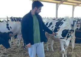 Alejandro Sánchez, en la granja de vacas de leche que tiene junto a su familia en Villoruela.