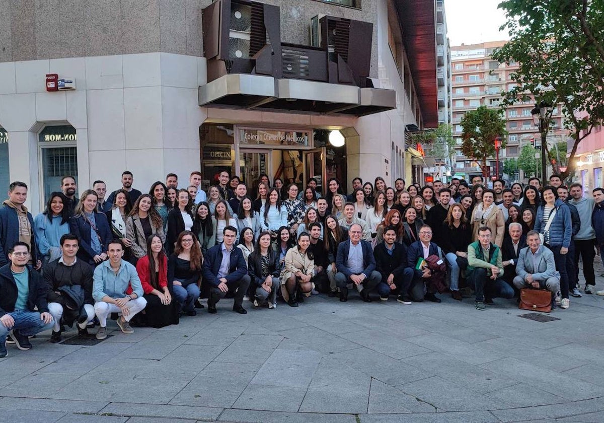 La Junta Directiva del Colegio de Médicos de Salamanca, con los nuevos MIR.