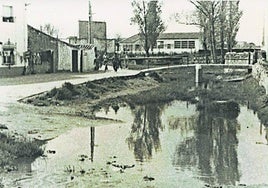 Imagen del regato de Las Regueras a su paso por el pueblo de Rollán