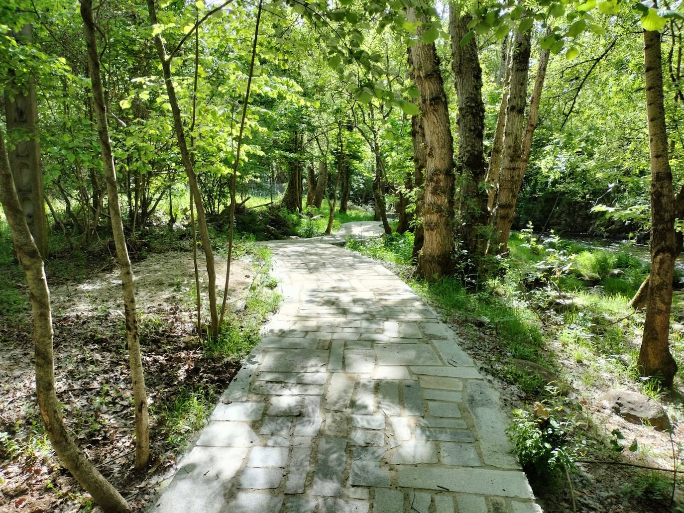 Béjar estrena otro tramo de paseo urbano por el río