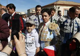 Marco Pérez, con aficionados a su llegada al coso de Guijuelo.