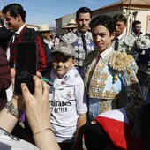 Marco Pérez, con aficionados a su llegada al coso de Guijuelo.
