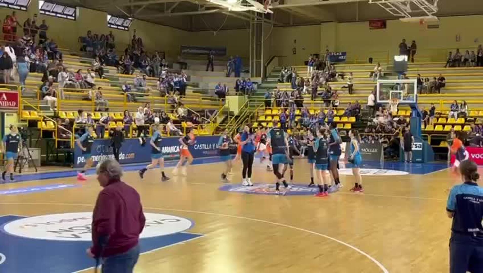 Calentamiento del Perfumerías Avenida