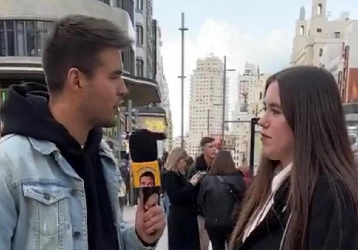 El creador de contenido @preguntoni le hace unas preguntas a una salmantina para su redes en la plaza madrileña del Callao