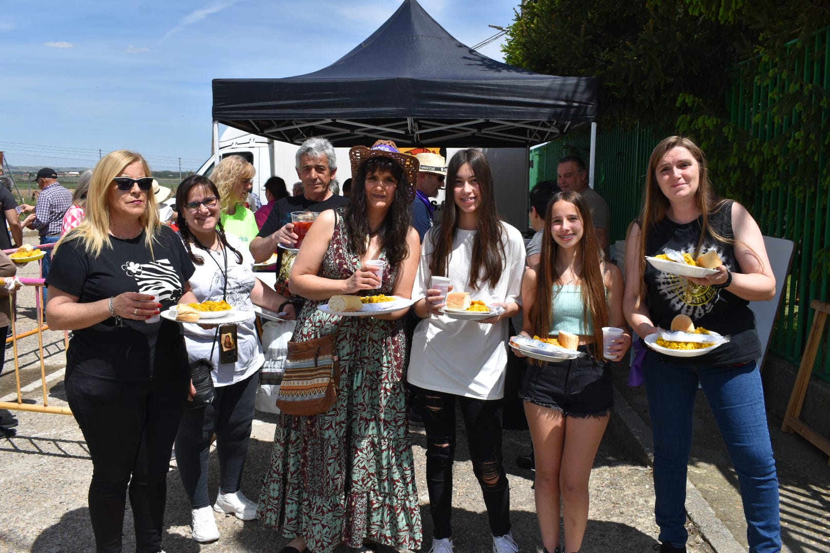 La paella de Machacón con sabor veraniego, en imágenes