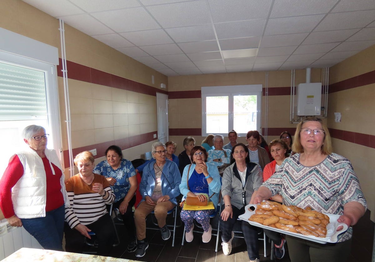 Mujeres de Bóveda del Río Almar que siguieron en directo la preparación de huesillos tradicionales.