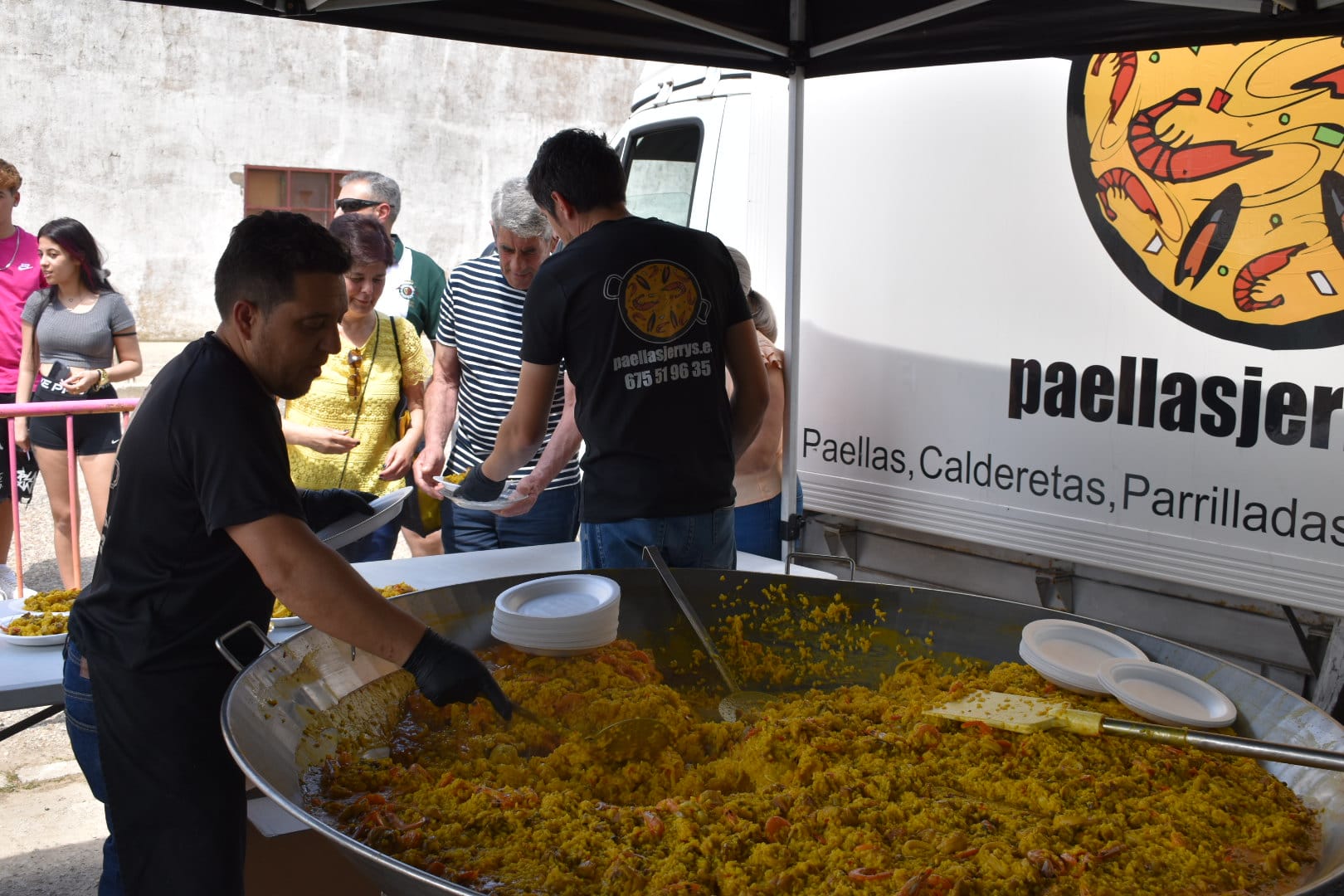 La paella de Machacón con sabor veraniego, en imágenes