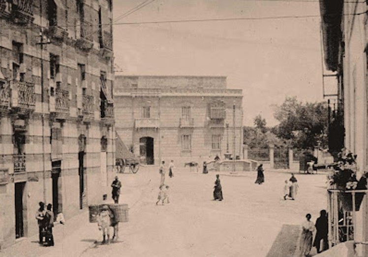 Se desconoce el autor de la fotografía y muestra una escena de Salamanca a inicios del S.XX en la intersección entre la calle Toro y plaza España. Al fondo se puede ver la fuente-abrevadero que se conserva en el Camino de las Aguas.