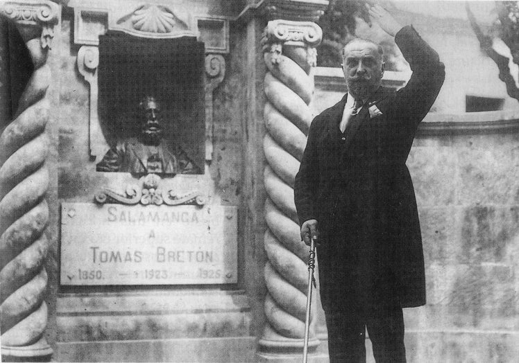 El conjunto monumental a Bretón que hoy es una fuente. La fotografía de Ansede y Juanes, muestra al alcalde Florencio Sánchez inaugurando en 1925 el busto a Tomás Bretón en el conjunto monumental. Hoy en día, la estructura se puede disfrutar como fuente en el Parque San Francisco. El busto que albergaba se conserva en la plaza de Bretón.