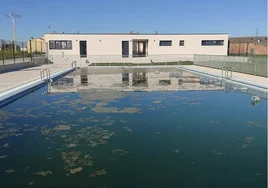 Las instalaciones de la piscina de Gomecello, que se estrenarán en el mes de junio tras su puesta a punto.