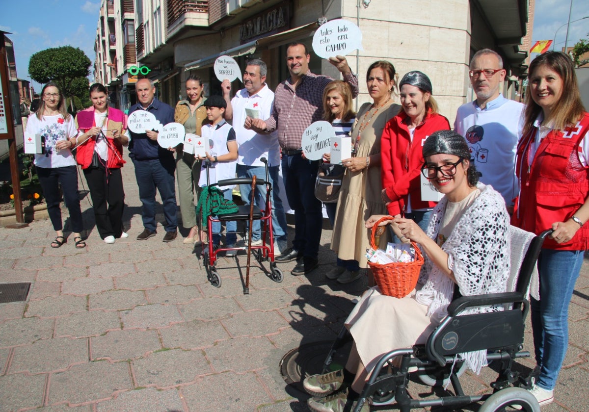 David Mingo, junto con voluntarios de Cruz Roja en Santa Marta de Tormes, en el Día de la Banderita.