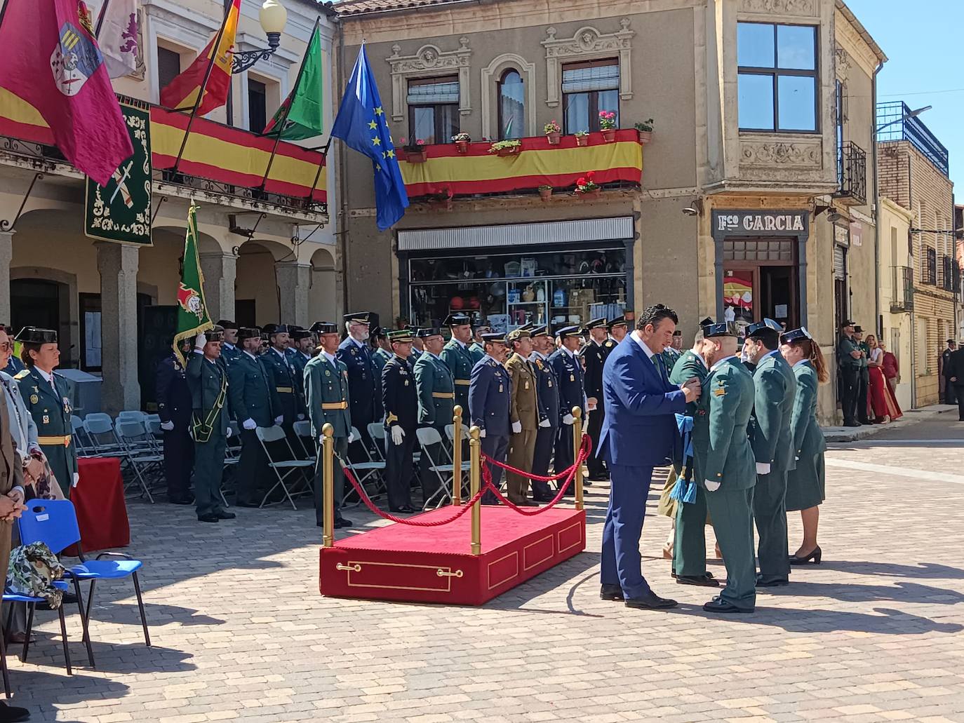 Imagen principal - La Fuente de San Esteban rinde honores a la Guardia Civil en su 180 cumpleaños