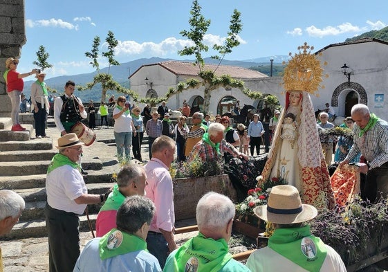 Momento en el que la Virgen se coloca en el carro para partir hacia Aldeacipreste