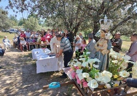 Momento de la celebración de la misa de campaña con las imágenes de las dos vírgenes