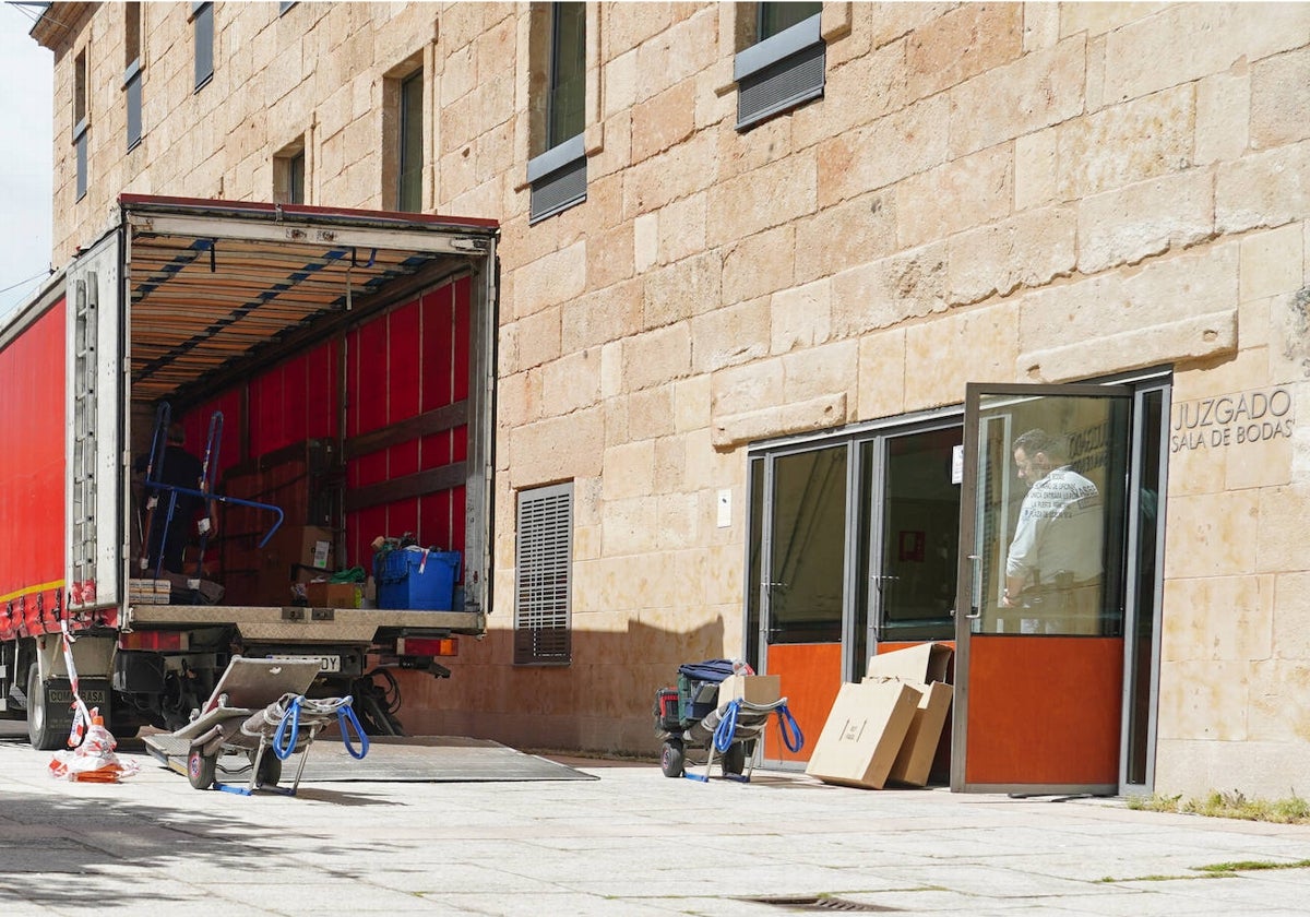 Una camión de mudanzas traslada muebles a los juzgados de Colón